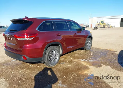 2018 Toyota Highlander Xle z USA, uszkodzony, nr VIN 5TDJZRFH9JS809846